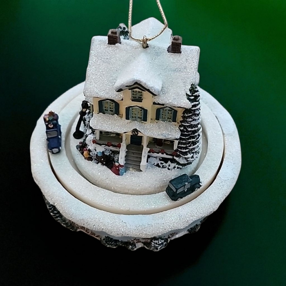 2006 Thomas Kinkade Bradford Editions Light Up Moving Christmas Ornament Village